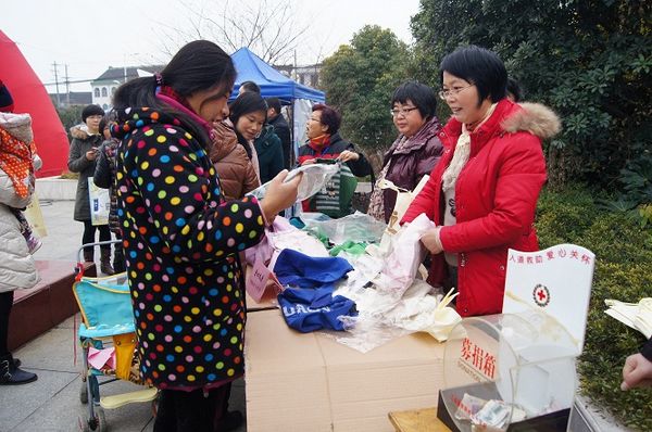 服装义卖(600).jpg