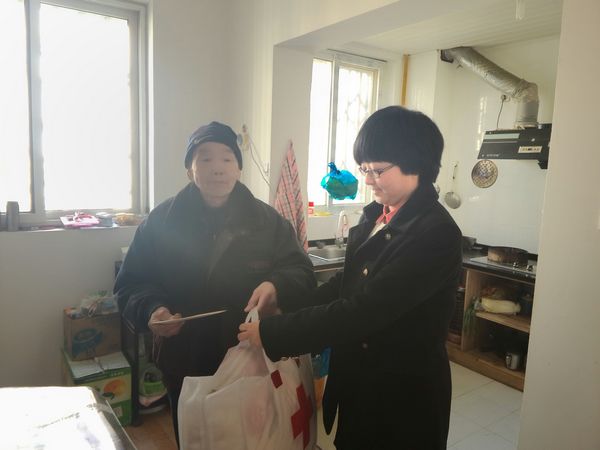 20150216娄门街道红十字会“博爱送万家”走进梅巷社区困难家庭2(600).jpg