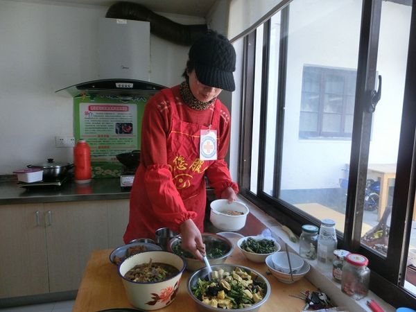 红十字志愿者正为孤老烹饪2.JPG
