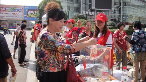 常熟市红十字志愿者科普日开展街头惠民服务1.jpg