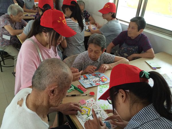 关爱老人 共学手指画.jpg