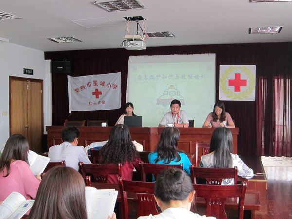 常熟市星城小学教职工接受应急救护培训.jpg