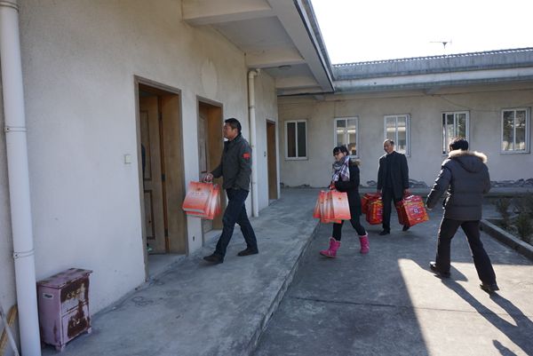 关爱麻风病 红会送温暖.jpg