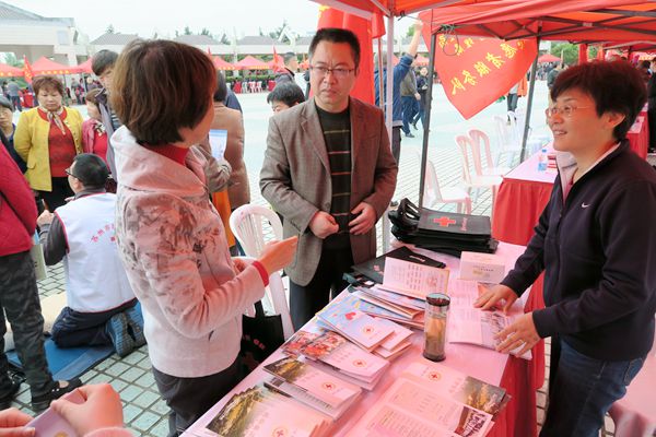 市红十字会参加“在职党员进社区”集中服务活动2.jpg