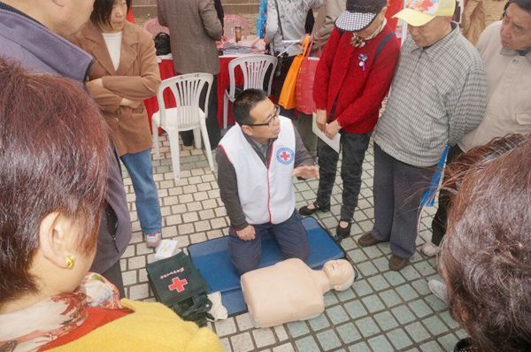 市红十字会参加“在职党员进社区”集中服务活动3.jpg