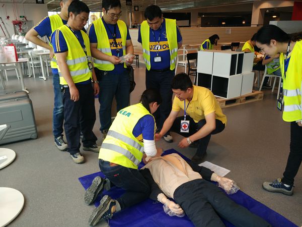 宜家家居员工进行初级救护员培训.jpg