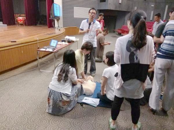 老师体验当学生 救护培训欢乐多.jpg