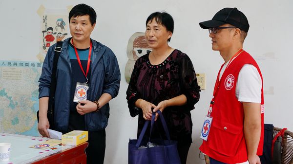 节前社区送温暖 困难家庭得资助.jpg