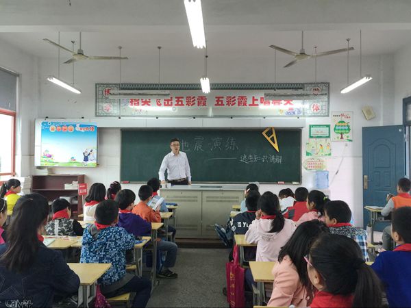 警报声声响 逃生演练忙.jpg