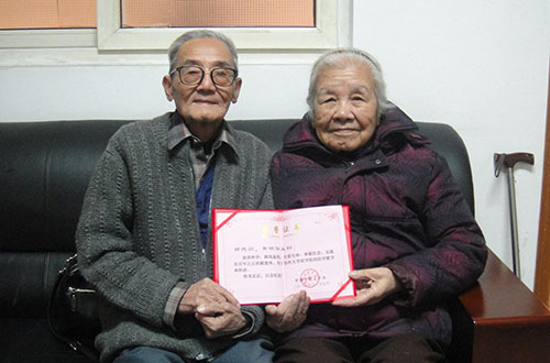 老两口喜捧捐遗荣誉证书.JPG