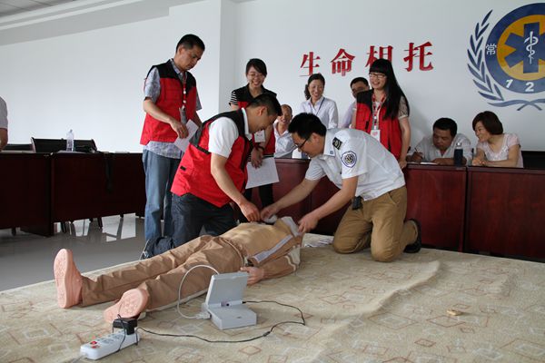 现场心肺复苏操作培训2_副本.jpg