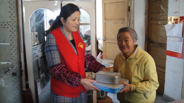 上门给行走不便老人送餐4.jpg
