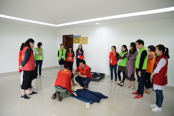 老师为志愿者示范CPR.jpg