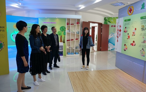 思南县红十字会会长杨萍(左二)参观锦荷社区红十字服务站.jpg