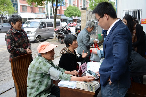 为居民量血压.jpg