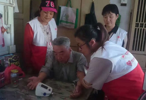 红十字志愿者为老人测量血压1.jpg