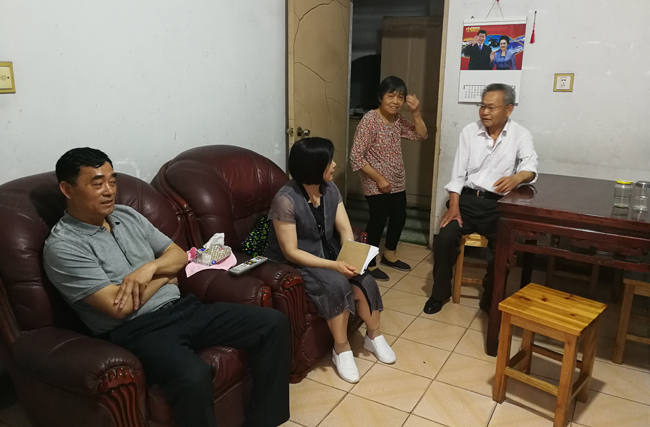 在退休人员祝岳松家走访.jpg