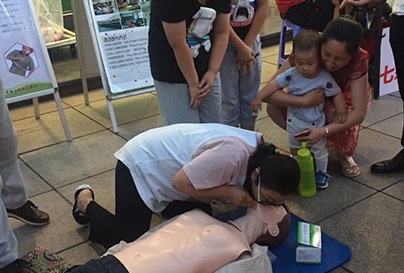 市民学习心肺复苏操作3.jpg