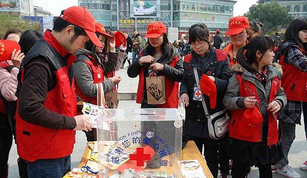 朱及(左一)参加街头红十字流动募捐.jpg