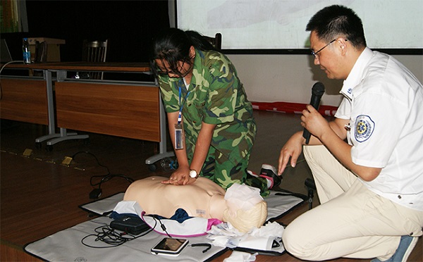 指导学生进行心肺复苏演练.jpg