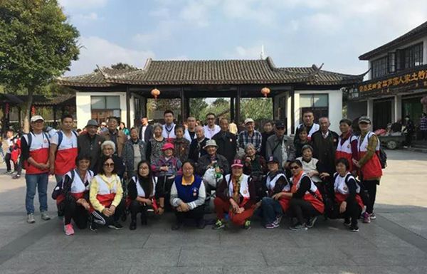 红十字志愿者与秋游老人合影留念5_副本.jpg