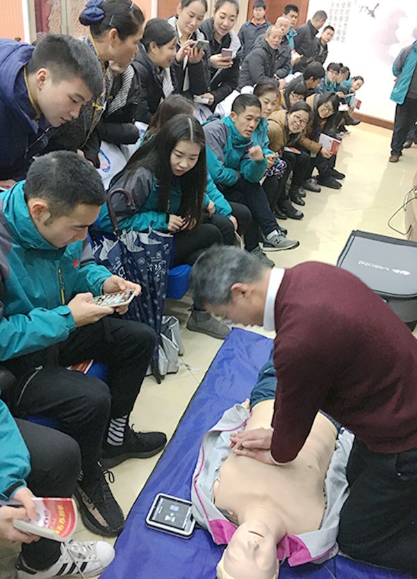 培训师示范心肺复苏_副本.jpg