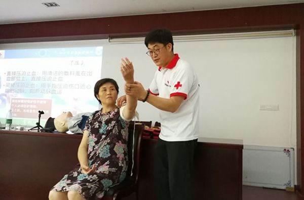 社区培训中止血法演示_副本.jpg