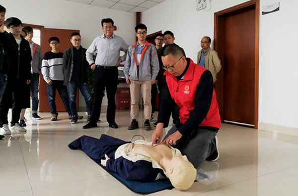培训师向浦发第二热电能源有限公司员工演示CPR_副本.jpg