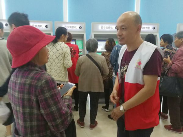 黄利栋在为就诊病员导医_副本.jpg