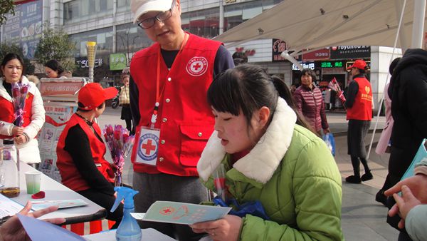 节假日街头宣传红十字志愿者指导填表_副本.jpg
