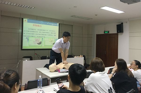 培训师演示心肺复苏_副本.jpg