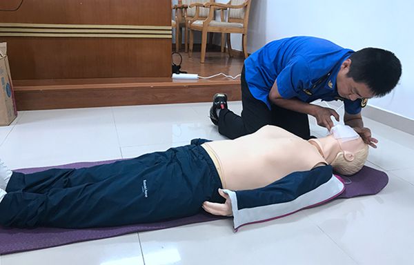 学员练习心肺复苏_副本.jpg