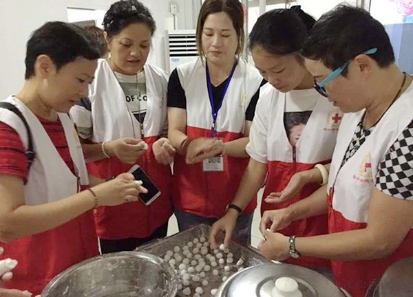 红十字志愿者在搓汤圆_副本.jpg