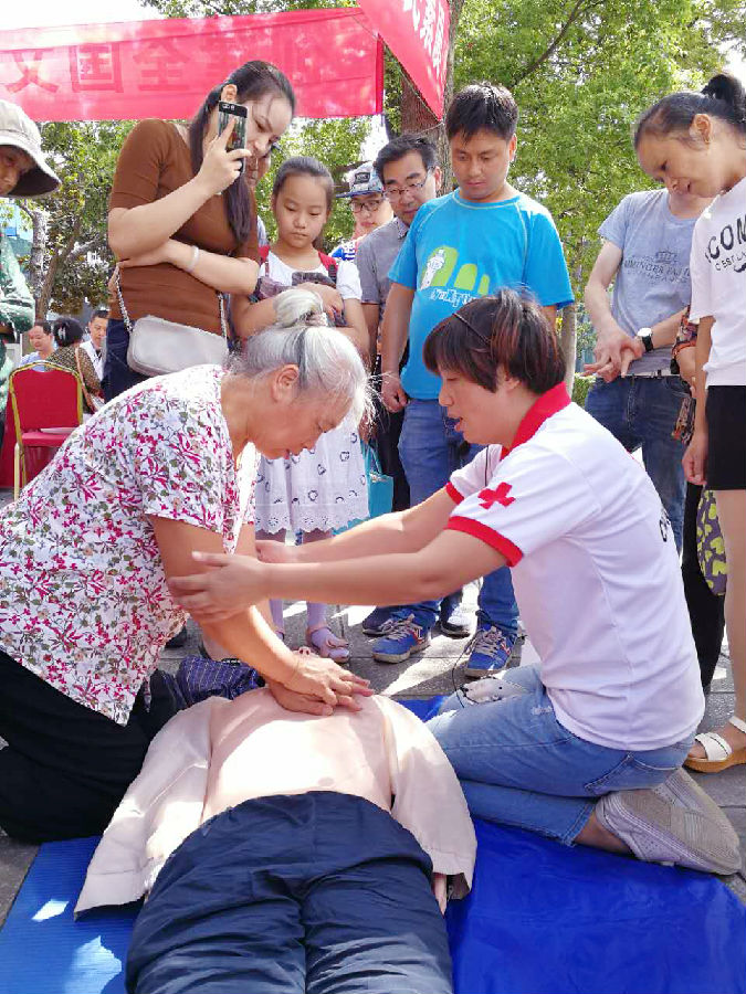 20170917“全国科普日”红十字志愿者心肺复苏演示.jpg