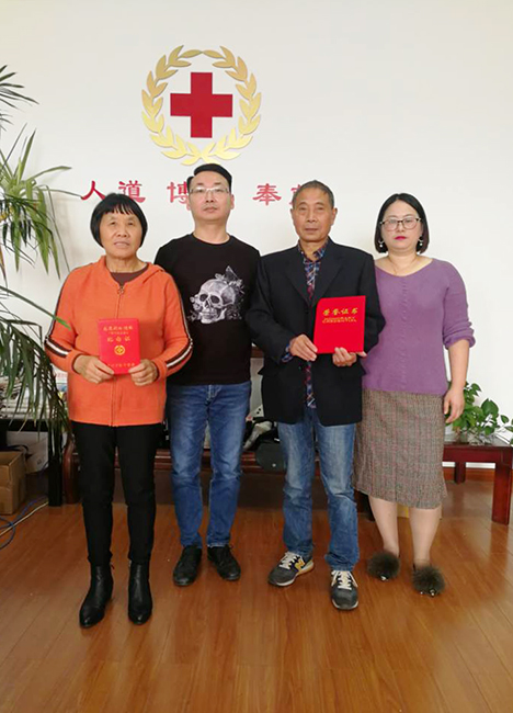 2019.10.29朱银根办理捐手续 副本.jpg