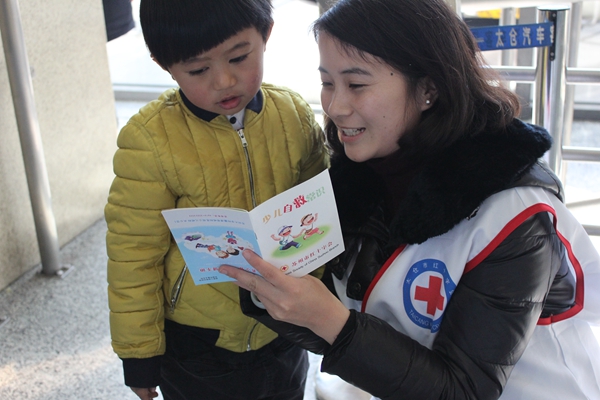沈晓婷寒假在太仓汽车站开展志愿服务活动_副本.jpg