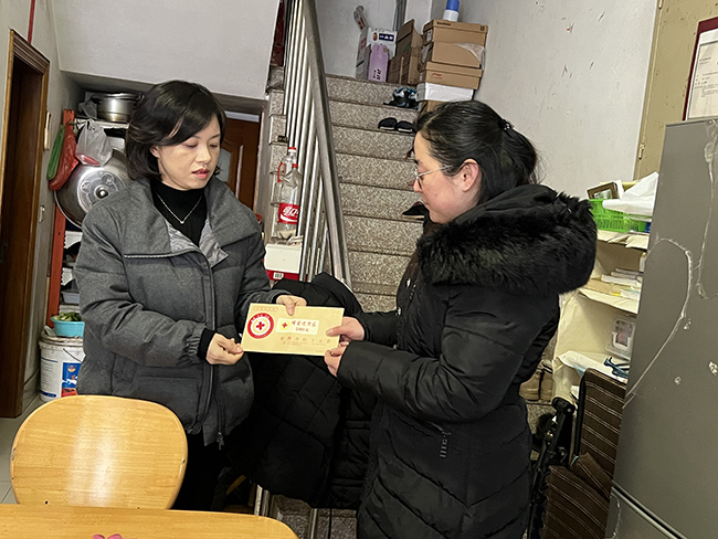 走访慰问河金杨雪英家庭 副本.jpg