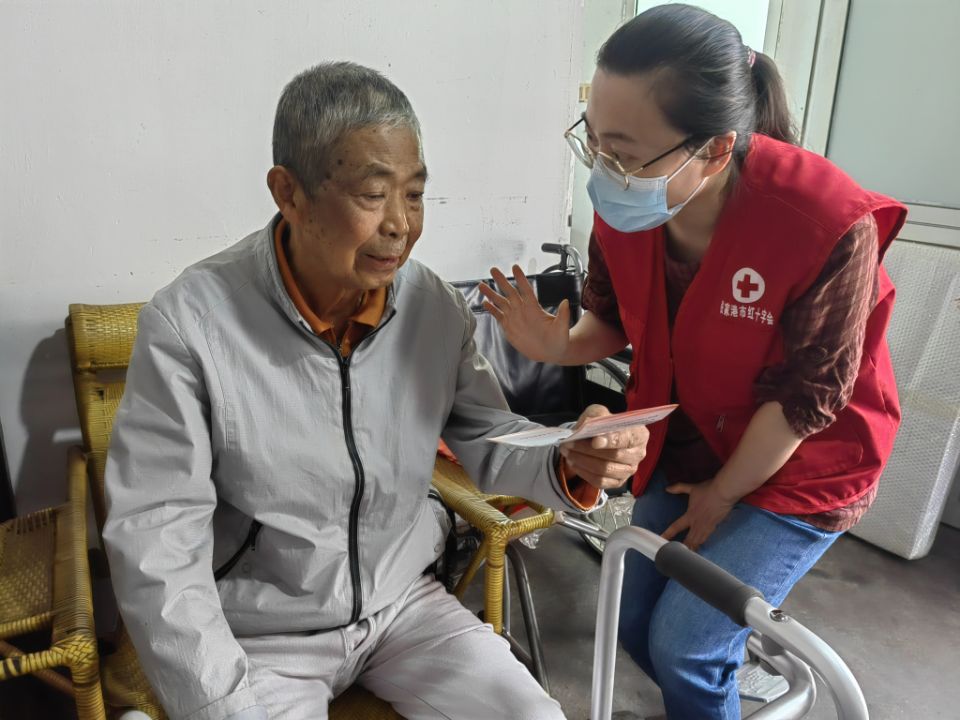 2022年9月27日下午,重阳节来临之际,红十字志愿者来到困难老人家里,跟他们谈心交流.jpg