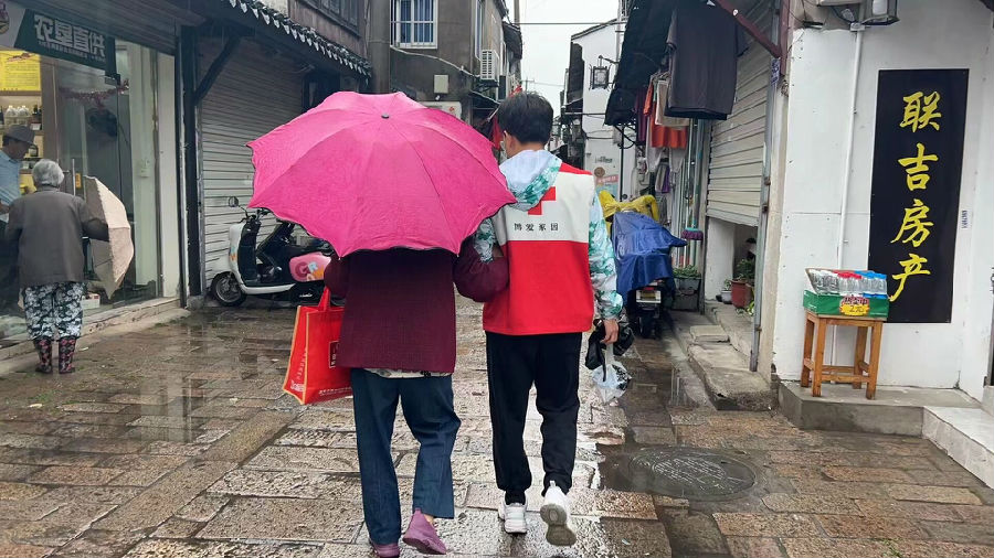 80岁老人电话求助 红十字志愿者冒雨上门关爱.jpg